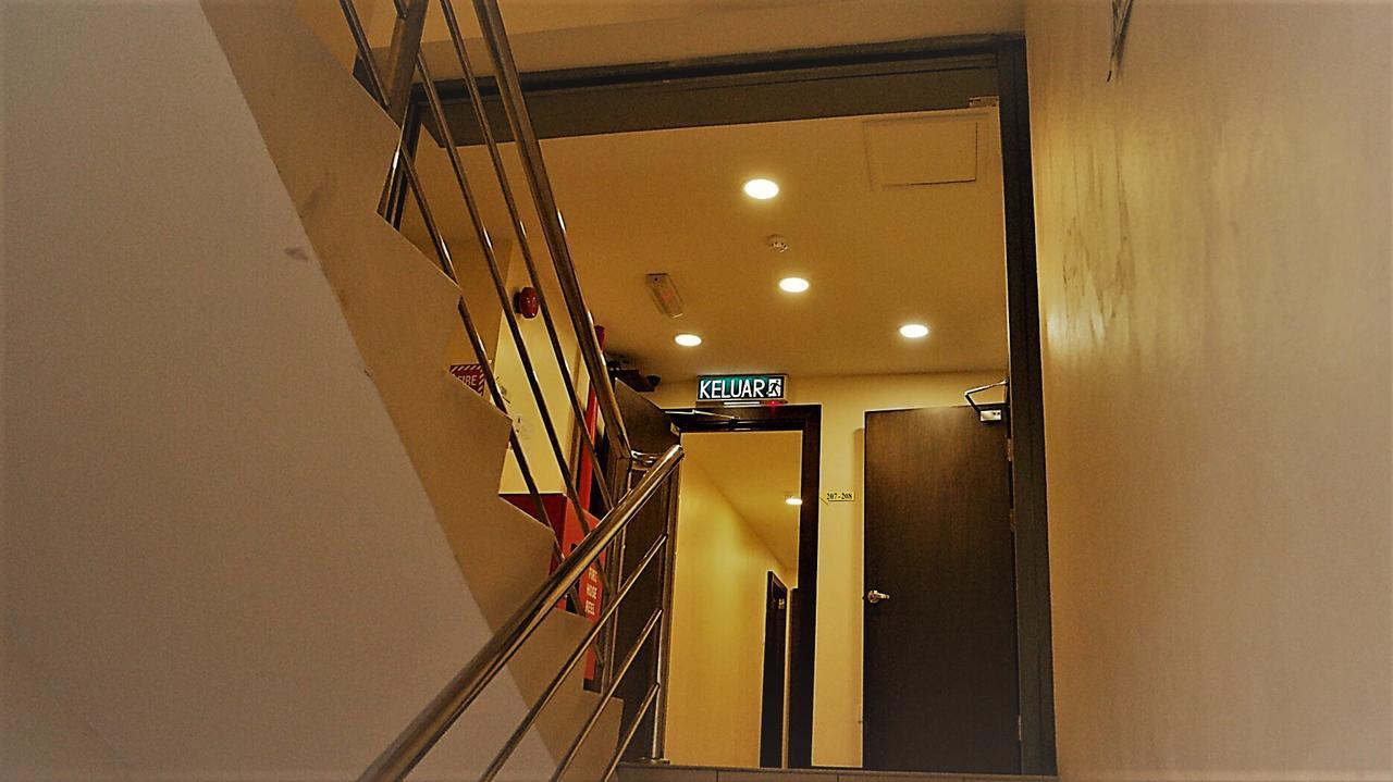 Transit Hotel Лабуан Екстериор снимка