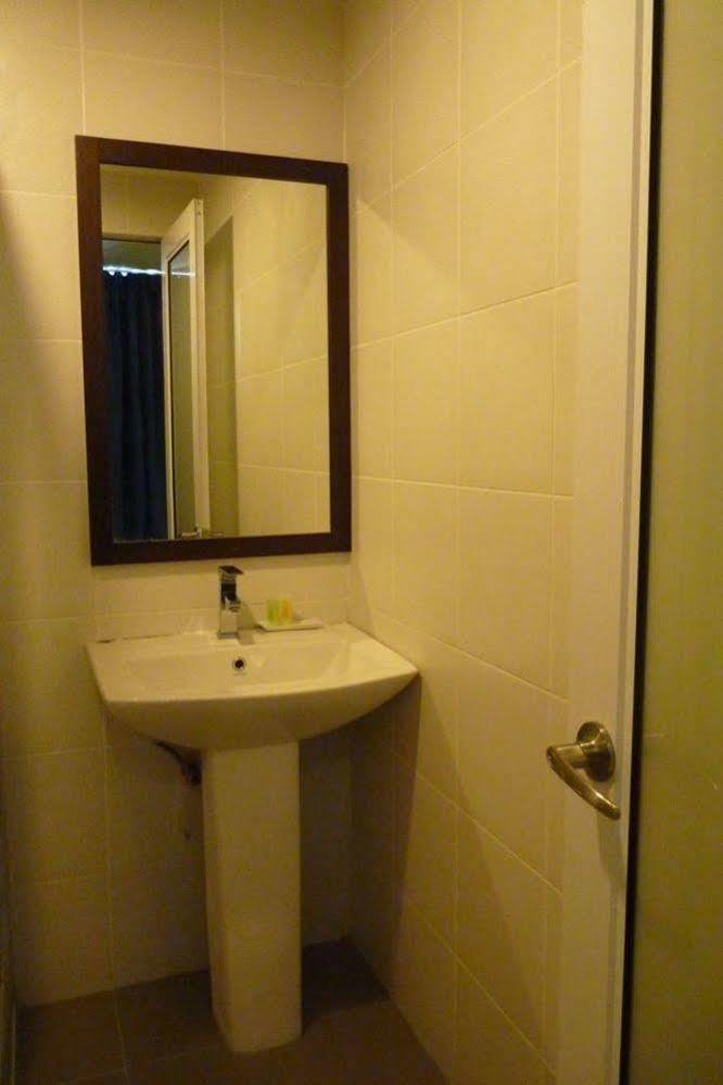 Transit Hotel Лабуан Екстериор снимка